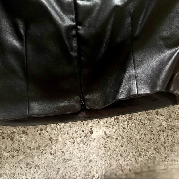 Lulu's Black Faux Leather Puff Sleeve Crop Top - Size M ⭐🖤 - Picture 9 of 13